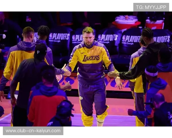 东契奇力挺布朗尼，拉拉维亚谦虚谈表现，里夫斯回顾詹姆斯，东契奇和詹姆斯新秀赛季